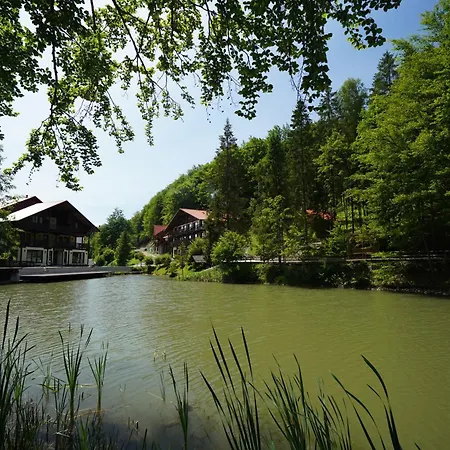 Ozero Lodge