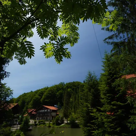 Ozero Lodge *