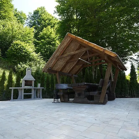 Ozero Lodge *